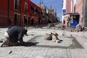 Multan a constructora por retrasos en cruceros del centro de Puebla