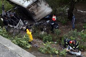 FOTOS: Mueren dos hombres calcinados al caer tráiler a barranco en la carretera a Atlixco