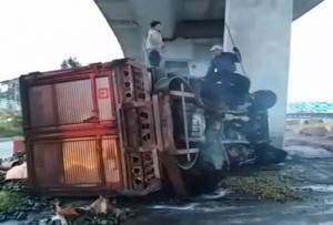 Explotó camioneta tras volcadura en la autopista México-Puebla, un herido