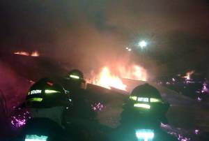 Bomberos sofocan incendio en almacén con madera de Cholula