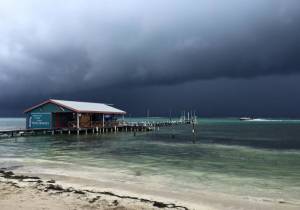 “Earl” se degrada a tormenta tropical y golpea a Quintana Roo