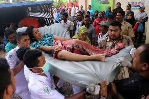 Sismo de 6.5 grados deja al menos 97 muertos en Indonesia