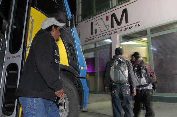 SSP Puebla y Migración interceptan autobús con 30 indocumentados