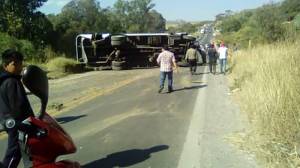 Apenas dos heridos al volterse camión en la carretera Puebla-Atlixco