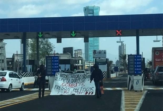 Policías estatales desalojan a manifestantes en caseta de la Vía Atlixcáyotl