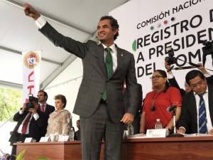 Ochoa Reza se registra para contender por la presidencia del PRI