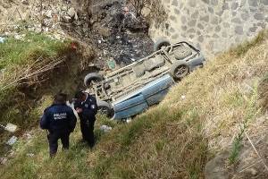 FOTOS: Cayó camioneta a barranco en Texmelucan; dos personas lesionadas