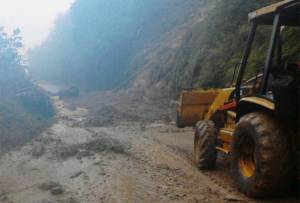 Lluvias provocan dos deslaves en carreteras de la Sierra de Puebla