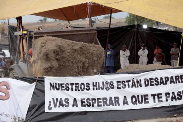 Familiares de desaparecidos exhuman cadáver en fosa de Morelos