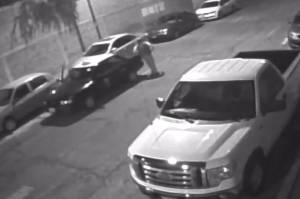 VIDEO: Así se roban los retrovisores de los coches en Huexotitla