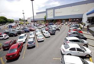 Regidores tumban estacionamiento gratuito en centros comerciales de Puebla