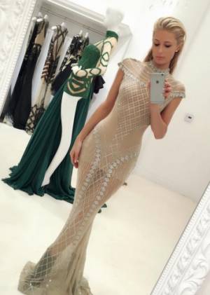 FOTOS: Paris Hilton modela sensuales vestidos de noche en nueva sesión
