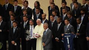 Papa Francisco convoca a partido de futbol por la paz