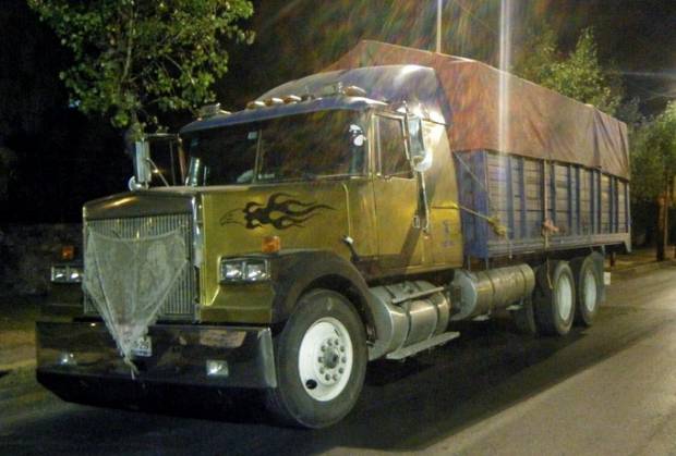 Policía de Puebla localizó camión con 4 mil litros de combustible robado