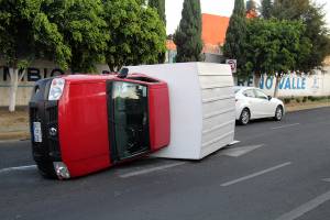 FOTOS: Vuelca camioneta por “semaforazo” entre conductoras en Puebla