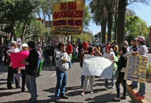 Choferes y socios de UBER en Puebla protestan por gasolinazo