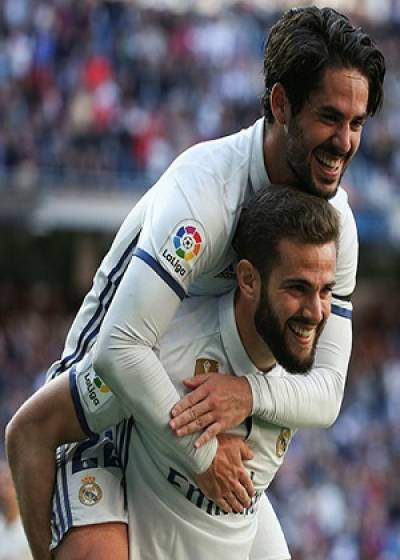 Real Madrid goleó 3-0 al Alavés y se mantiene en el liderato en España