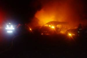 Incendio en corralón del Periférico deja 16 automóviles quemados