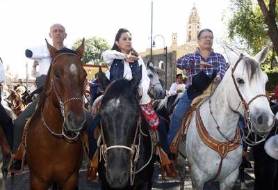 Aspirantes del PRI a la minigubernatura de Puebla se placean a caballo