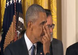 Obama llora durante discurso sobre control de armas en EU