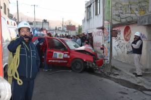 Mujer muere al chocar su auto contra poste en San Miguel Canoa