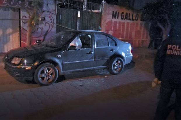 Ejecutan a mujer en su automóvil desde una moto en Tehuacán