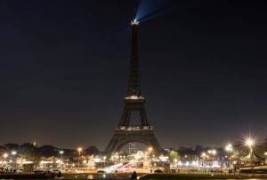 Apagan la Torre Eiffel por las víctimas de Alepo