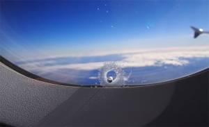 ¿Qué es ese agujerito en la ventana del avión?