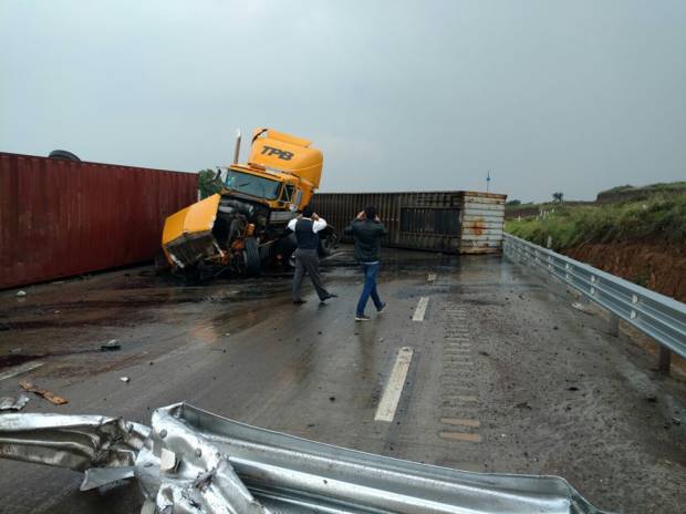 Tres muertos, saldo de accidente en la autopista México-Puebla