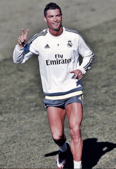 Cristiano Ronaldo presume físico en redes sociales