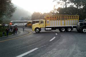 Ahogan tránsito entre Puebla y Teziutlán con protestas contra gasolinazos