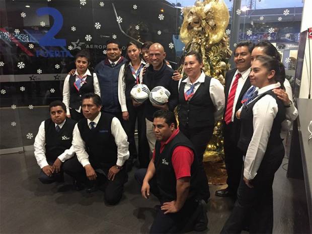 Estrella Roja devuelve balones del Real Madrid a fotógrafo poblano