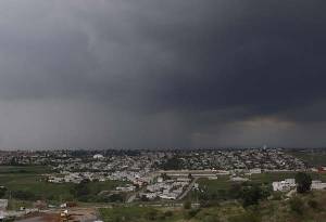 Ondas tropicales 9 y 10 mantienen potencial de fuertes lluvias en Puebla