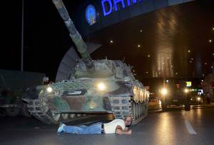 Caos en Turquía por golpe de Estado del Ejército