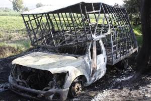 FOTOS: Se incendia camioneta que transportaba combustible robado en Temaxcalac