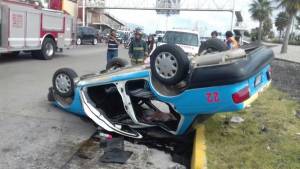 FOTOS: Taxi foráneo volcó en la Vía Atlixcáyotl