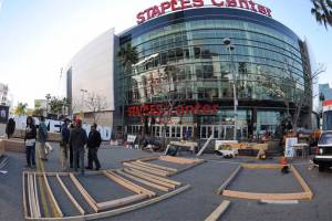 Despiden a 25 poblanos indocumentados del Staples Center de LA