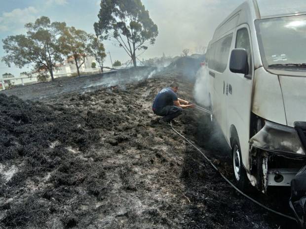 Se incendia pastizal en Lomas de Angelópolis; tres vehículos afectados