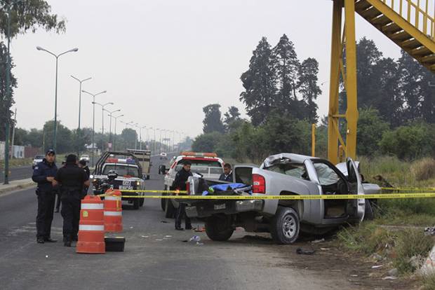 Un muerto y cinco heridos al chocar camioneta contra puente en Huejotzingo