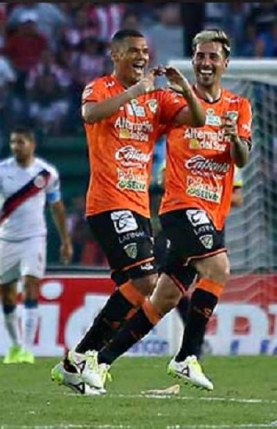 Jaguares goleó 4-3 a Chivas y lo privó del liderato