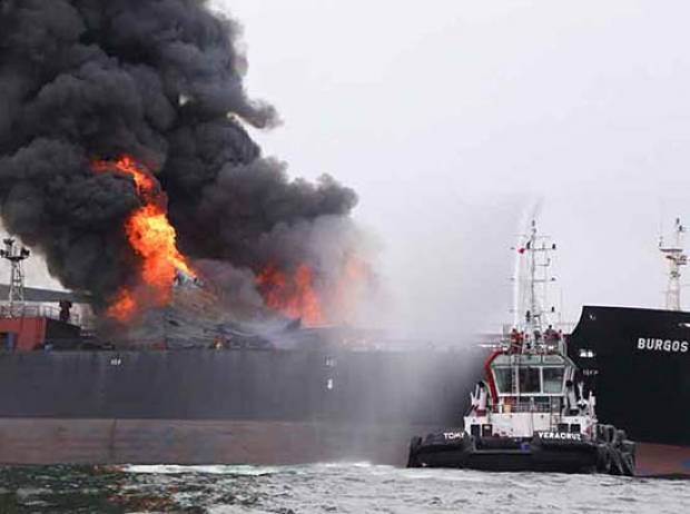 Controlan incendio de buque en Veracruz; Pemex descarta víctimas y derrames