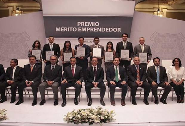 Ayuntamiento de Puebla entrega reconocimientos a historiadores y emprendedores