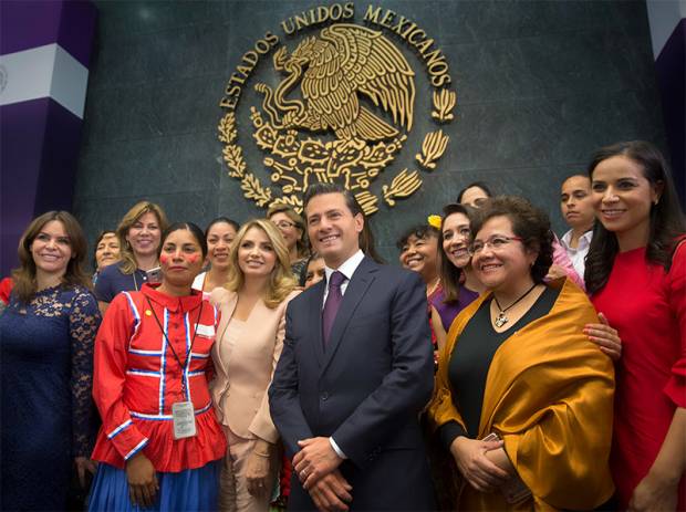 Peña Nieto reconoce la persistencia del machismo en México