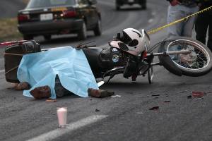 FOTOS: Muere motociclista al impactarse contra vehículo en el Bulevar Vicente Suárez