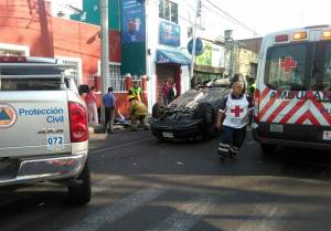 FOTOS: Tres lesionados por volcadura de automóvil en El Carmen