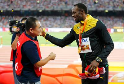 VIDEO: Usain Bolt se reencontró con camarógrafo que lo arrolló en la pista
