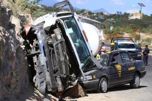 Salvan vida conductores de pipa y taxi al chocar en Periférico Ecológico