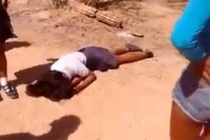VIDEOS: Graban golpiza de “bautizo” a una adolescente en Los Cabos