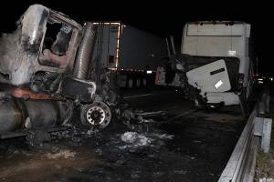 FOTOS: Tráiler se incendió al colisionar contra camión de peregrinos en la Puebla-Orizaba