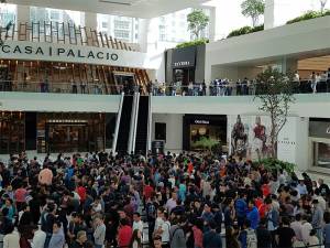 Abarrotan apertura de primera tienda de Apple en México
